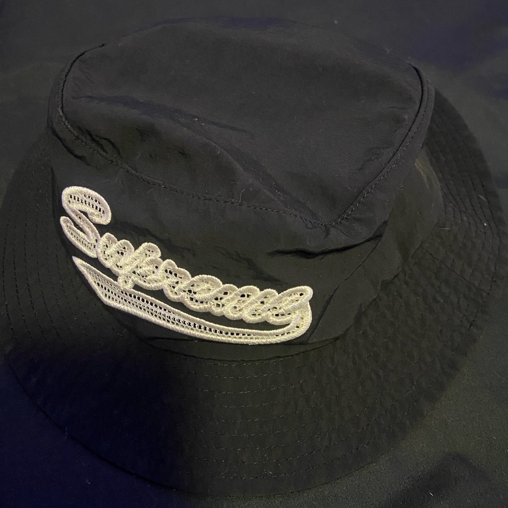 BLACK SUPREME BUCKET HAT